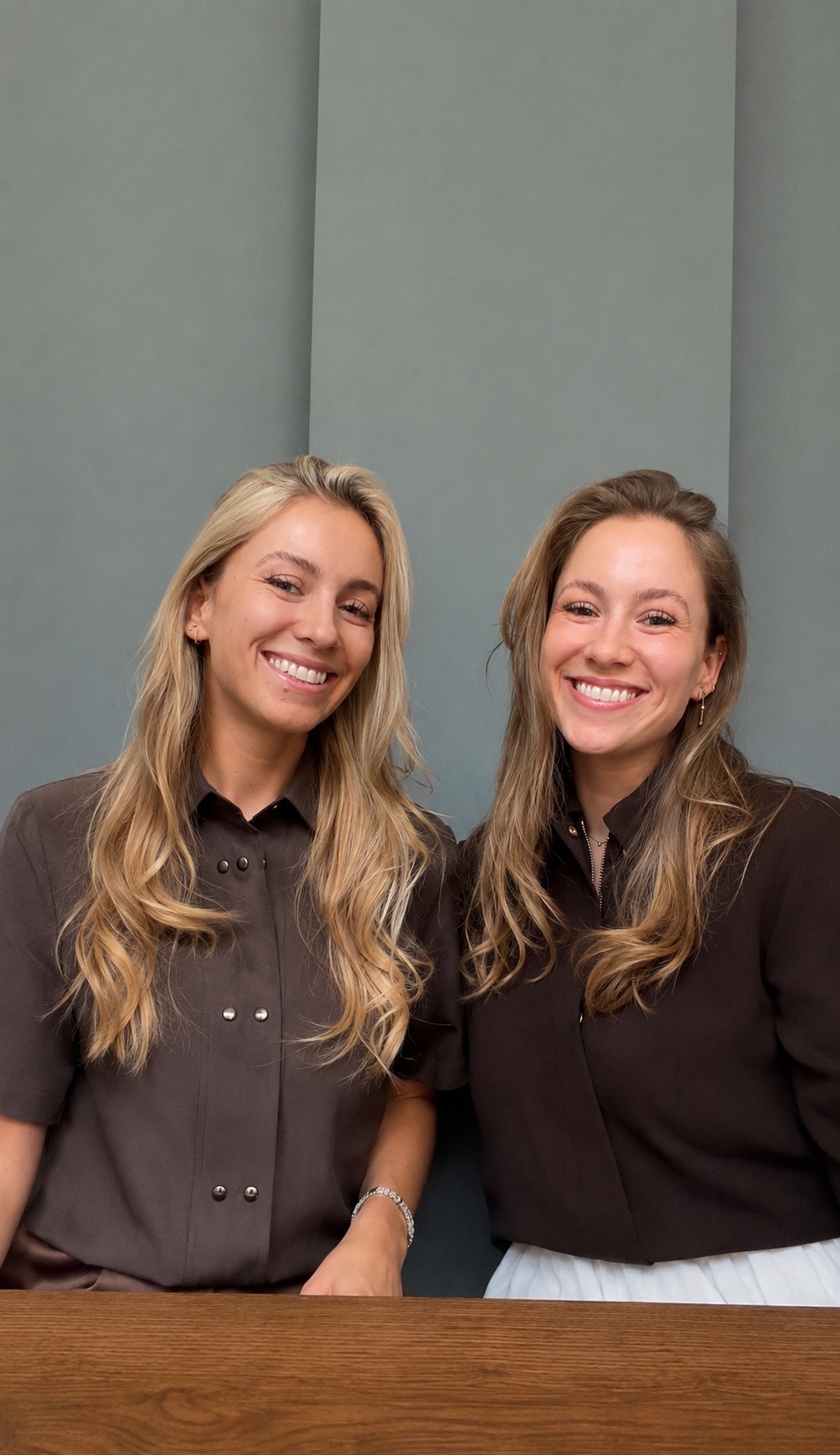 Isabelle en Marie-Claire op kantoor